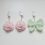 crochet keychain かぎ針編み キーホルダー キーチェーン バラ リボン