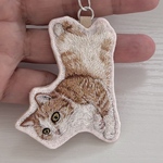 ひねりポーズ猫タンの手刺繍キーホルダー