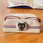 パリジェンヌ　おすまし顔の　黒猫さん　メガネスタンドで　心地よいお部屋に。　