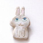 【Autumn Sale】うさぎさんブローチ（陶器風）