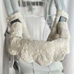 uさま専用babybjorn☆ベビービョルン☆ハーモニー☆抱っこ紐カバー☆☆もくもくデザイン☆上品　華やか　かすみ草刺繍　リネンベージュ　ライトグレー肩紐カバー　胸元カバー付き付き