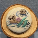 くるみボタン刺繍ヘアゴムorブローチ　ゆらゆらラッコ