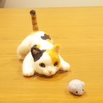 羊毛フェルトのねずみを捕まえようとする三毛猫