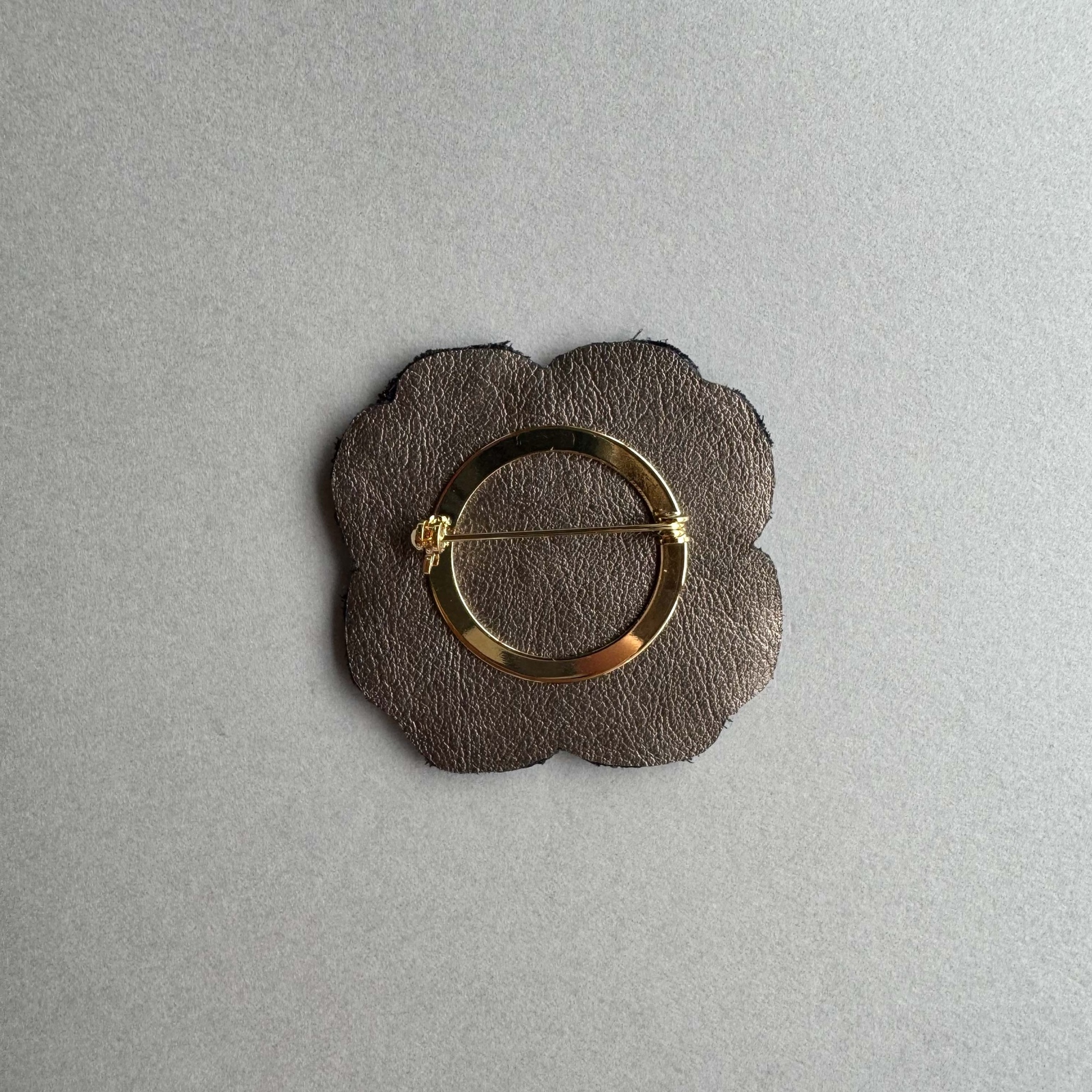 ミナペルホネン anemone刺繍ブローチ - Uniris | minne byGMOペパボ