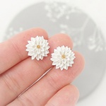 ハレの日にも普段使いにも♡ 大人のつまみ細工 イヤリング 「 白菊 白ダリア 」  痛くないイヤリング ノンホールピアス 金属アレルギー対応 白色 結婚式 入学式 卒業式 七五三 着物 和装