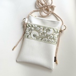 インド刺繍リボンがおしゃれなスマホポシェット　スマホポーチ　ポケット付き　フォーマルポーチ　合皮