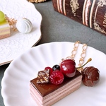 再販☆オペラケーキ＆トリュフチョコ　バックチャーム　アメリカチェリータイプ　♡誕生日☆フェイクスイーツ☆苺☆いちご☆マカロン