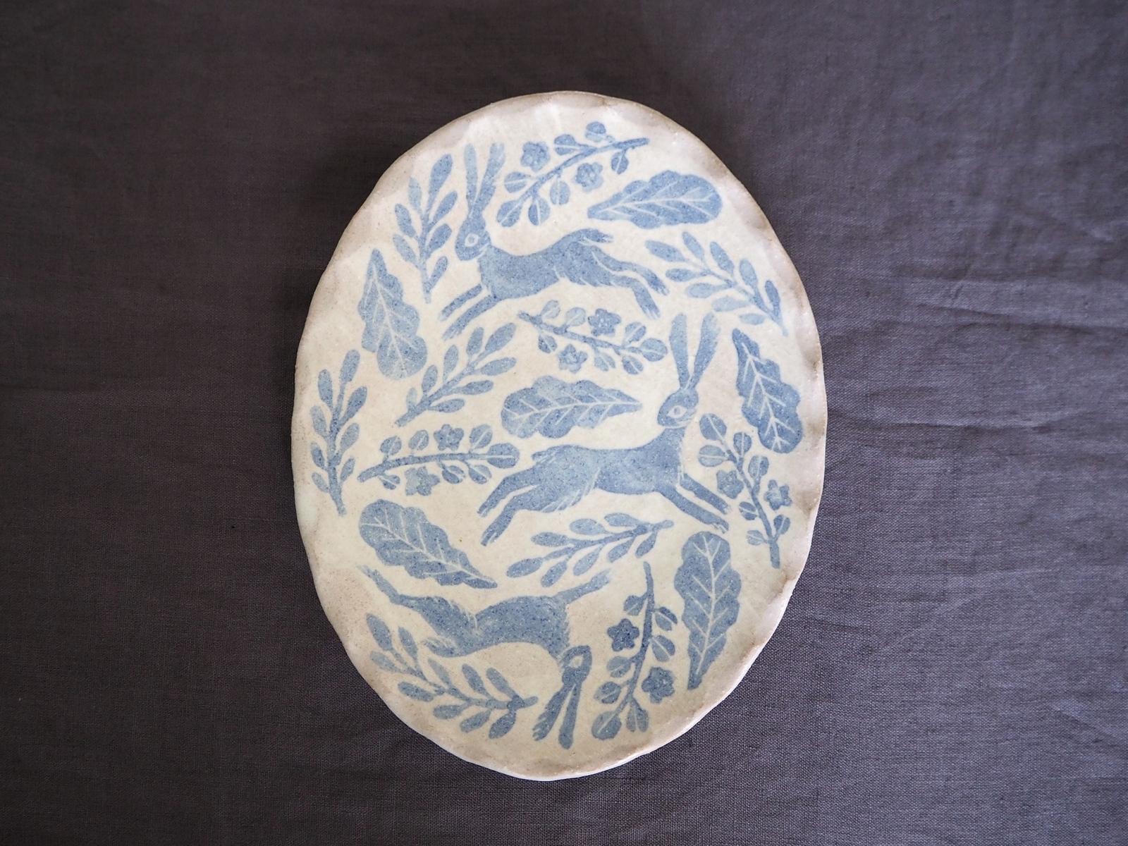 染め付けうさぎオーバル皿　『野あそび』