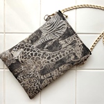 Zambeziのポシェット　イギリス生地ジャガード　スマホポシェット　スマホショルダーバッグ　アニマル柄