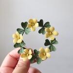 カタバミのリースブローチ
