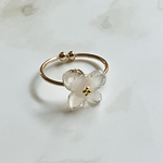 雨粒のような紫陽花リング・レジン・サージカルステンレス・淡いホワイト・乳白色・プレゼント・贈り物・透明感・うる艶・お花