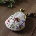 りすさんと秋の花　刺繍がま口バッグチャーム