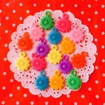 再入荷★プラスチックお花のカラフルチャーム★ランダム20個