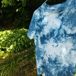 受注生産　琉球藍が描く空の詩 - 沖縄の夏に映える藍染めＴシャツ