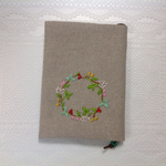 可愛い刺繍のリースのブックカバー