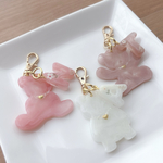 レジンのくまさんイニシャルチャーム🧸保育園・幼稚園のレッスンバッグに目印としても◎うるツヤで可愛い🧡