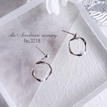 No.3218　シルバー　ひねり　フープに　ちょこんと　パール　ピアス/イヤリング