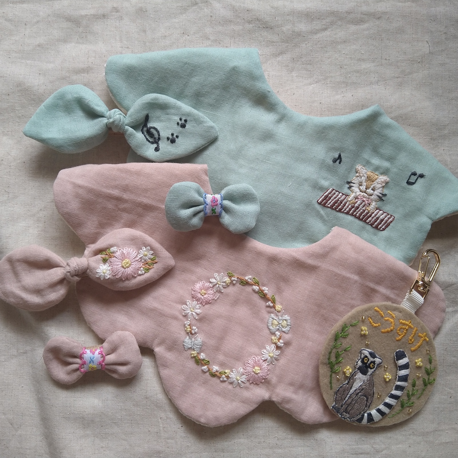 オーダー承ります】お花のリース 手刺繍スタイ 各種型あり