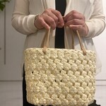 花結びの編み地が可愛いミルキーホワイトのクラフトバンドハンドバッグ