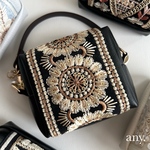 24日(土)21時🕘販売スタート✨new🕊️インド刺繍リボン チャームポーチ♡ ㊾　ボックスポーチ チャーム 便利なチャームポーチ✨3,280円