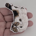 へそ天ポーズ猫タンの手刺繍ブローチ