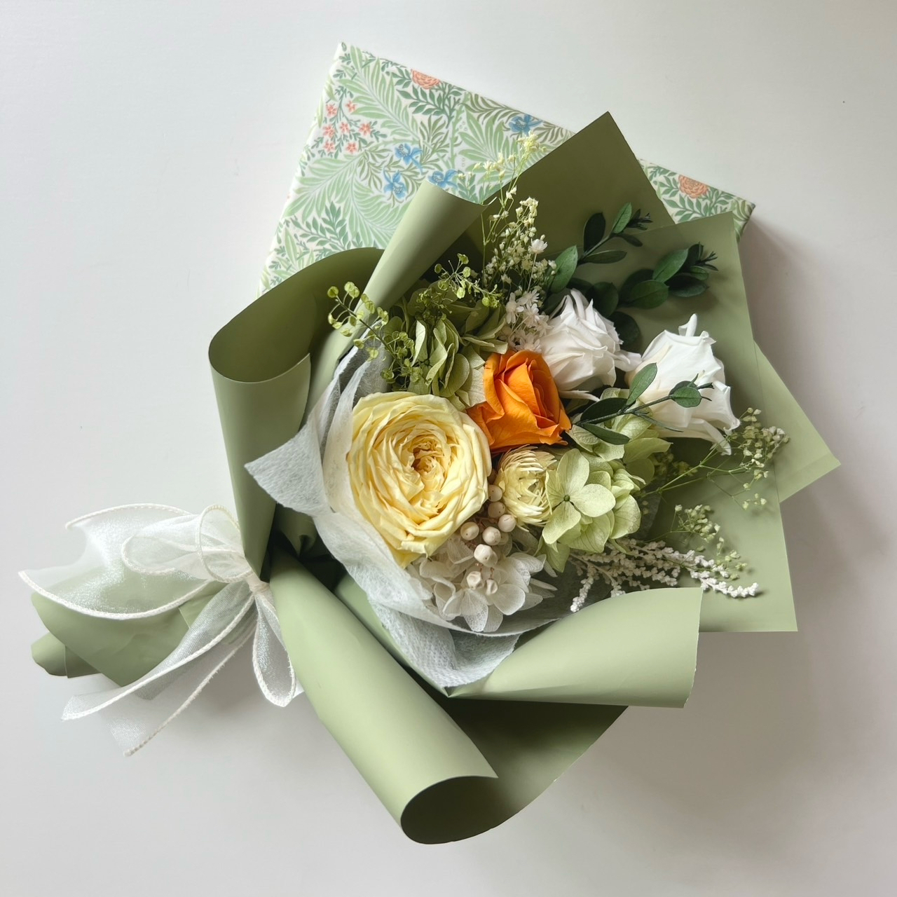 小春です。プリザーブドフラワー お供え用プリザーブドフラワー「小春」｜透明ケース入り仏花 - knopp