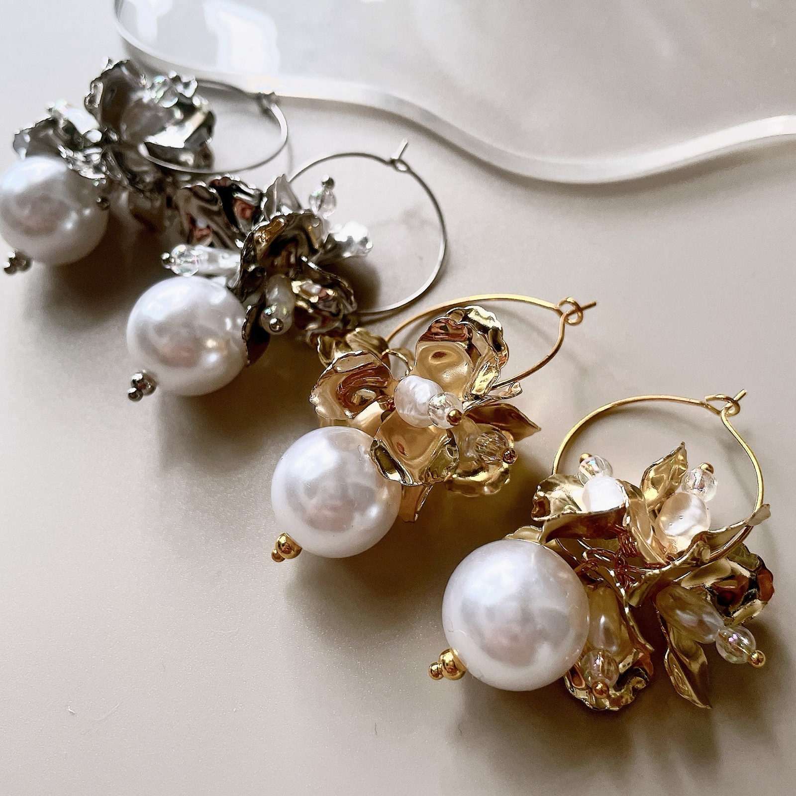 送料無料】 新作 ♡ メタルフラワー パール お花 フープ ピアス 