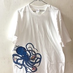  【送料無料手染め紅型】/メンズXL/珊瑚を絡めた青いしょんぼりタコ🐙のTシャツ/ホワイト