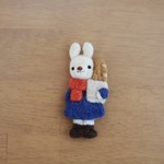 フランスパンを持ったうさぎさんのブローチ