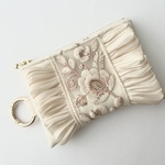 【再販】【受注制作】［white］インド刺繍リボン　合皮　フェイクレザー　カラビナ付きポーチ