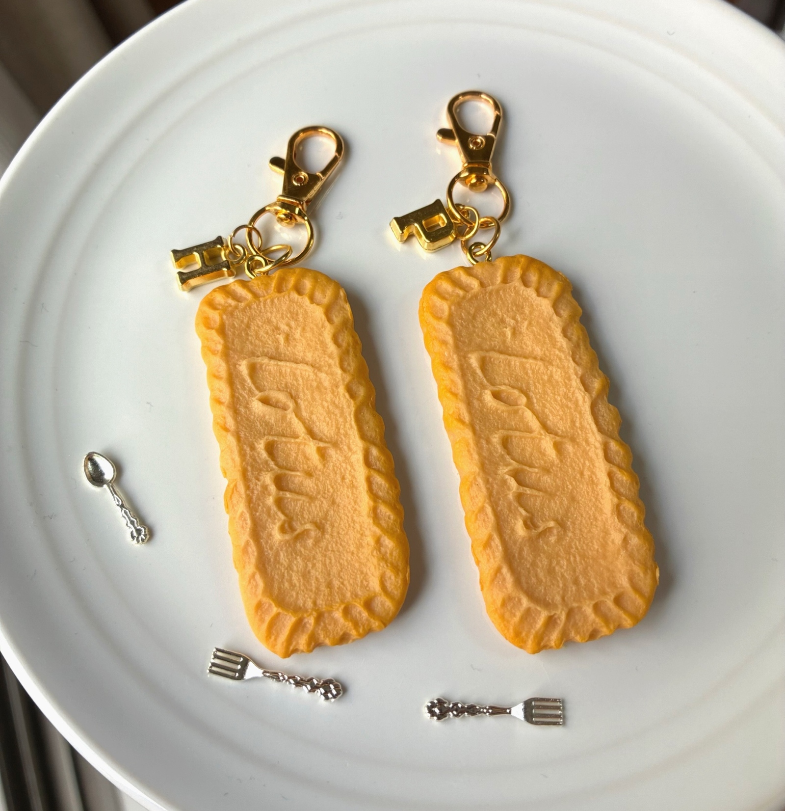 イニシャルキーホルダー】フェイクスイーツ クッキー ロータス