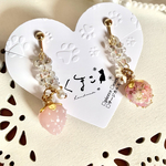 苺のアシンメトリー耳飾り(ピンク) ピアス／イヤリング 金具変更可
