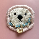 ラッコの刺繍ブローチ(お値引商品)