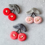 ふっくらさくらんぼの刺繍ブローチ