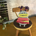 【送料込み】ほっこり癒しのモココちゃん＊おでかけ編みぐるみキーホルダー（スカートver.）