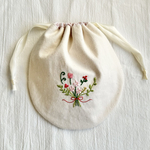 まん丸巾着ポーチ　オフホワイト／ピンク　花束刺繍