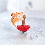 あかい傘の子猫  木彫りのブローチ