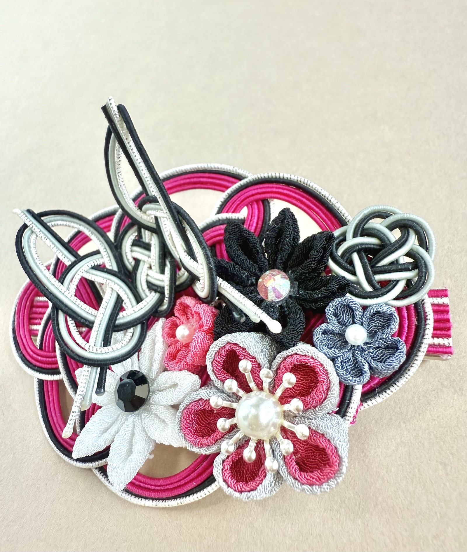花結びのヘアクリップ　-咲火(さっか)-
