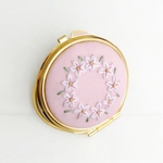 ▶︎特集掲載◀︎桜刺繍のコンパクトミラー