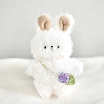 手編みのお花を添えて　紫陽花咲く、うさぎさんのぬいぐるみ
