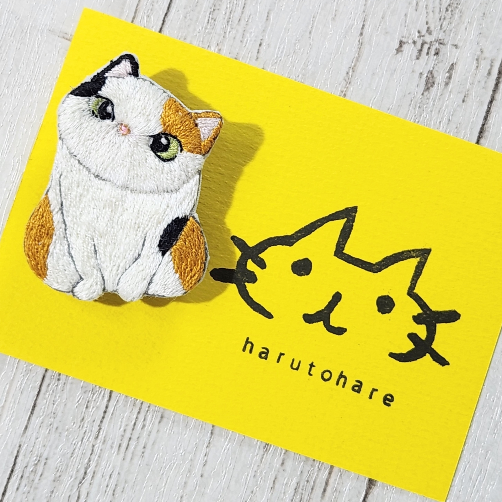 haru•*¨*•.¸♬︎ネコちゃんブローチオーダーページ 正面ネコブローチ ・ この花は私が育てました 花の満ち欠け