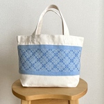 刺し子トートバッグ（S）刺繍　キャンバストート　ランチバッグ　方眼　ミニトート　お散歩バッグ　お財布バッグ　差し色　ちょっとお出かけ　刺し子トート　お弁当　小さめバッグ　シンプル  チェック　ブルー