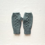 【受注制作】ケーブル模様のあったかハンドウォーマー　slate green