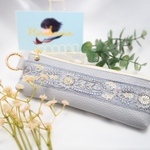 【16cm】《インド刺繍リボン》彩りペンケース［朝靄の菊］（カラビナ　スリム　ポーチ　化粧ポーチ　ギフト　プレゼント　誕生日　母の日　クリスマス　水色　青　ブルー　グレー　花　花柄　フラワー）