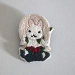 「風神うさぎ」の刺繍ブローチ