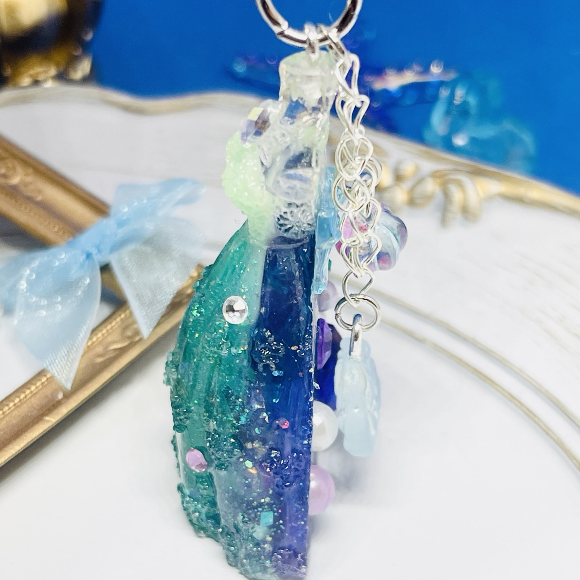 レジン✧シャカシャカキーホルダー♡宝石の雨が降る不思議な街で宝石を