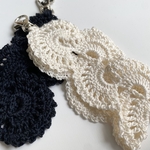 【手首にかけて持ち歩ける♡】大人かわいいレース編みスマホストラップ（白／黒）