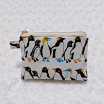 ２１５０．大人可愛い　ペンギン柄のミニポーチ　ファスナータイプ　カツオドリ　再販