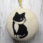 【再々販】はちわれ猫さんのマカロンポーチ（紺）