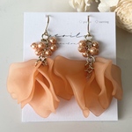 大人可愛い　オレンジ🧡　大ぶり　花びら　ピアス　イヤリング　エトフラ　サージカルステンレス　フープイヤリング　樹脂ノンホールピアス　樹脂フックピアス　橙色🧡